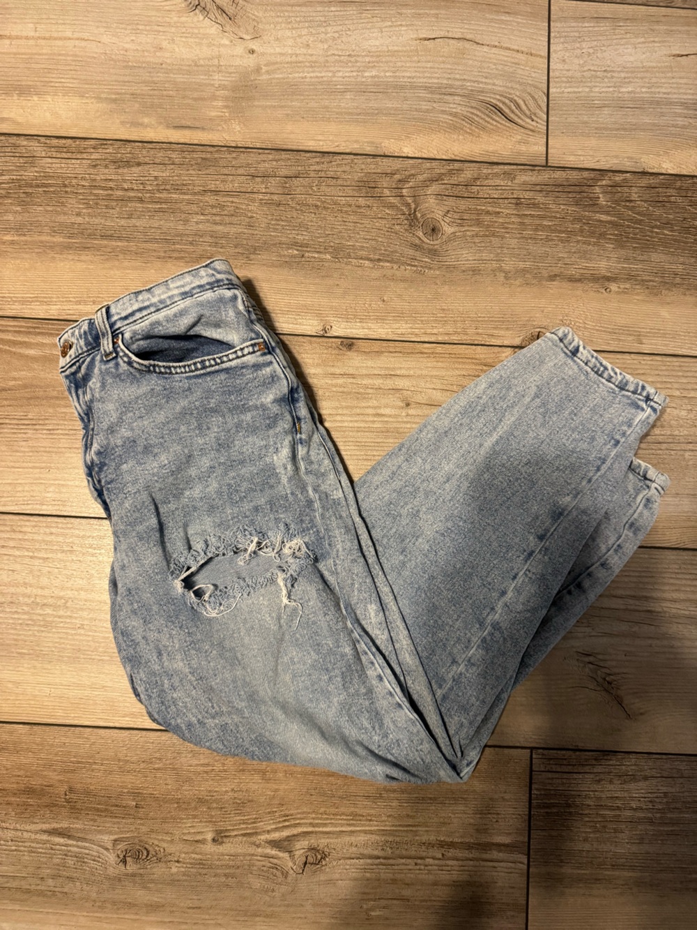 wild fable Light Wash Relaxed Women’s Jeans with Distressed Knee